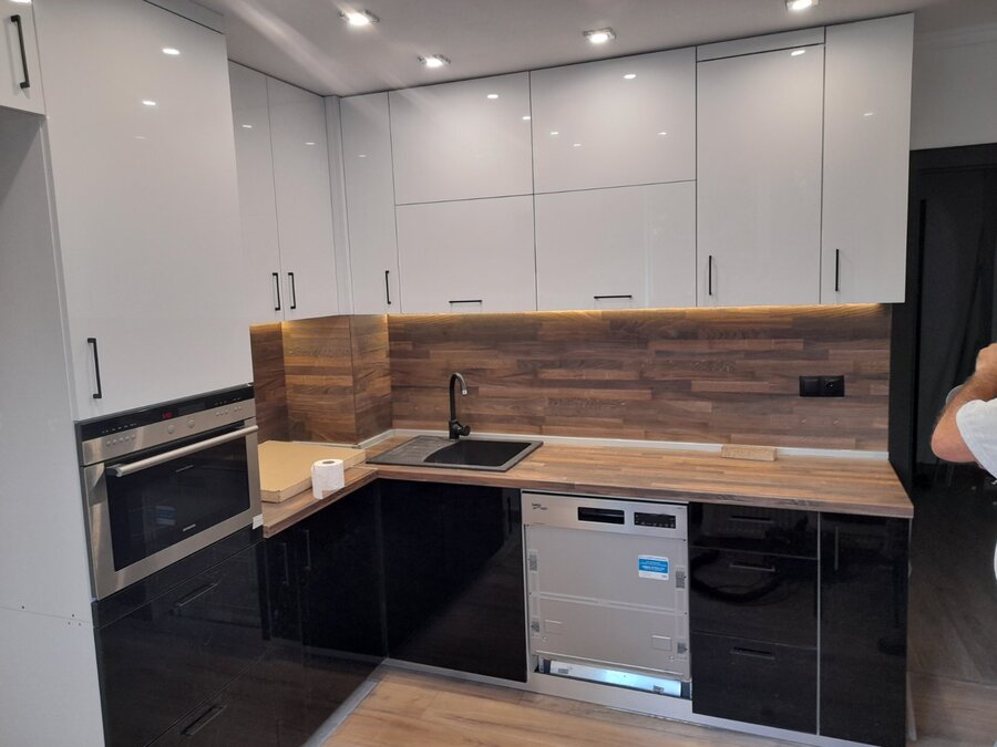 Glossy chipboard kitchen