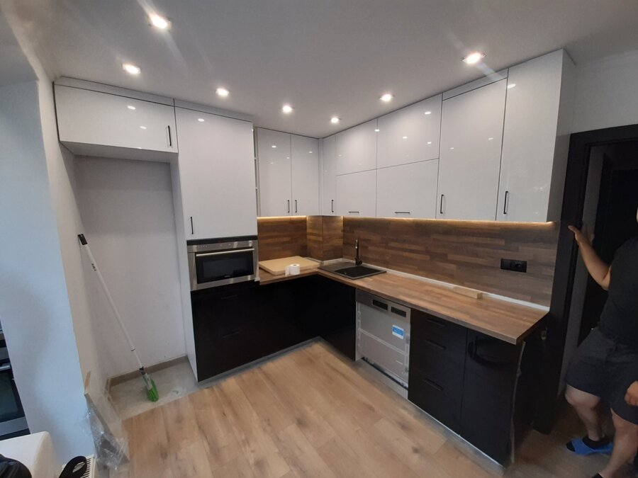 Glossy chipboard kitchen