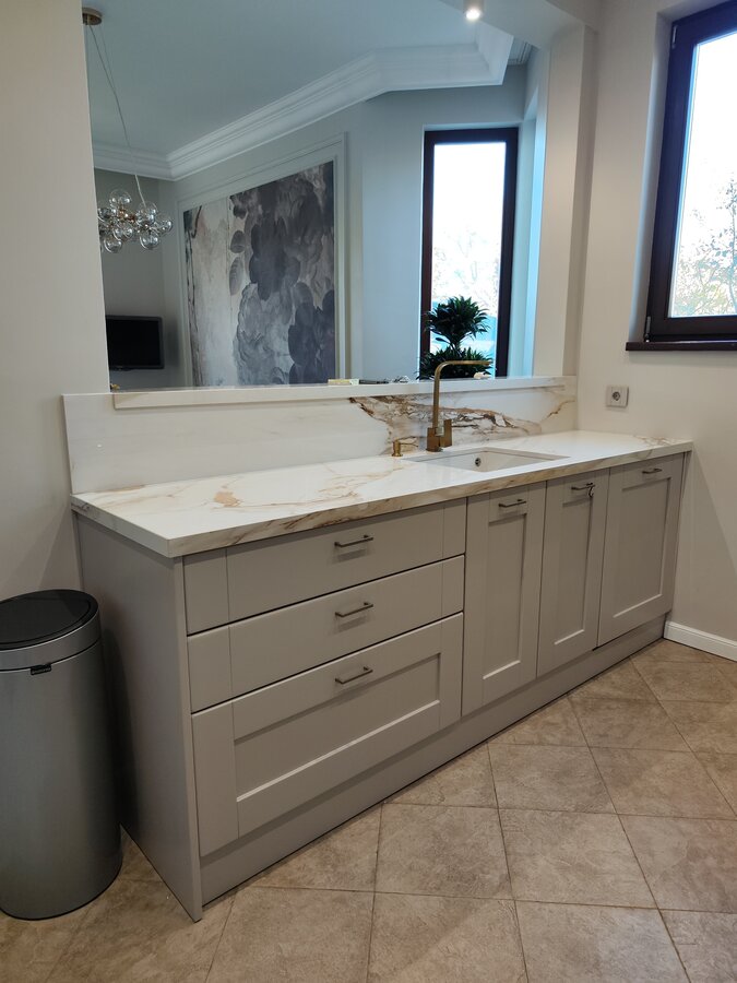 Kitchen with solid painted doors according to RAL